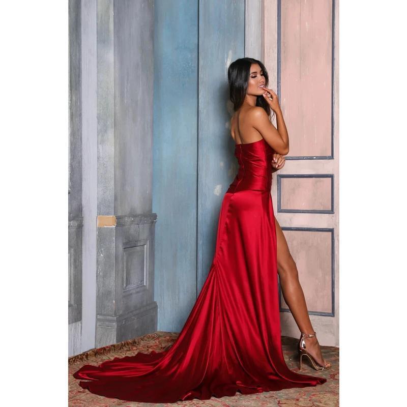 Robe de Gala Satinée – L'Éclat du Glamour Absolu